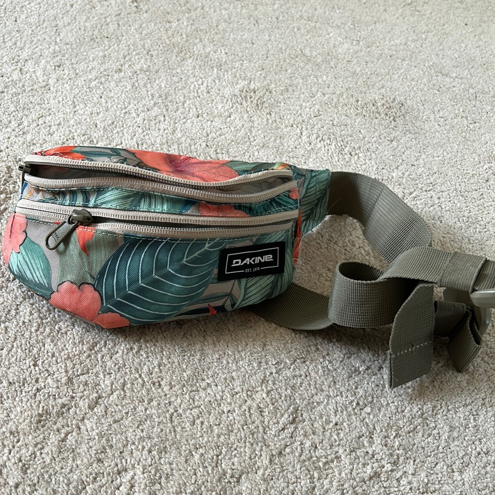 Dakine fanny pack